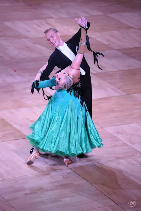Dance at Le Pari Picture 1
