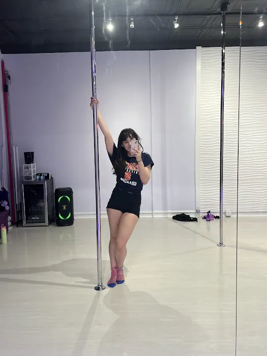CLAQ HAUS Pole Fitness Picture 6