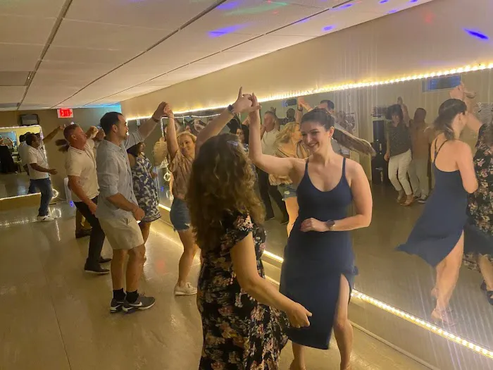 Salsa in the Suburbs Picture 3