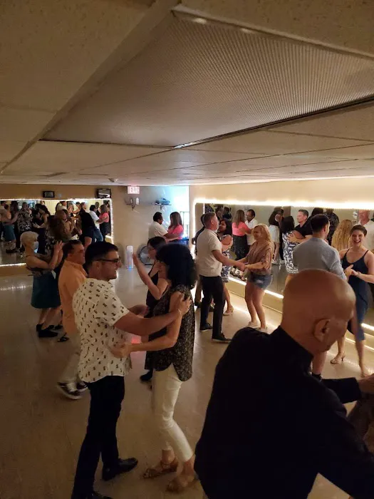 Salsa in the Suburbs Picture 6