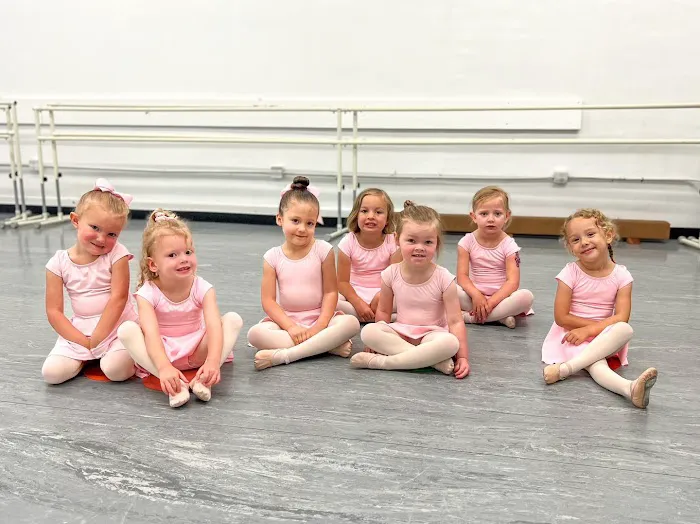 Movement on Main Center for Dance Picture 3
