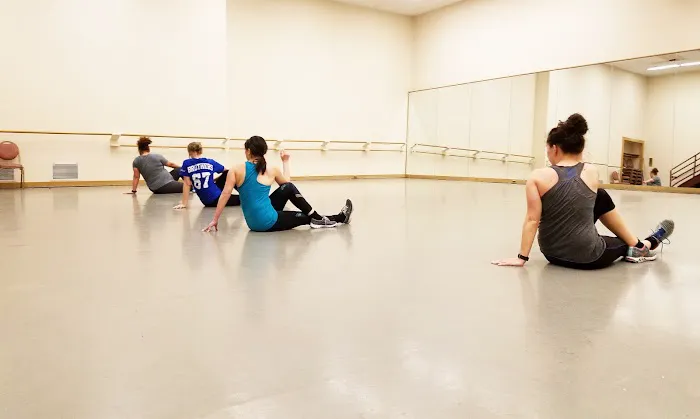 Columbus Modern (CoMo) Dance - Adult Dance Classes Picture 3