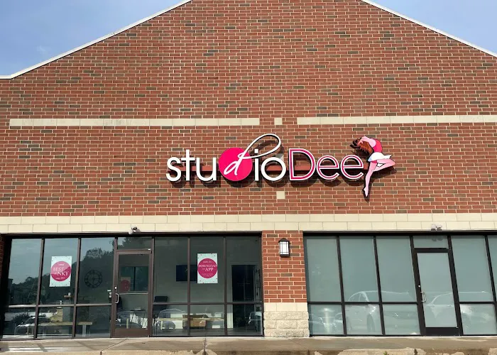 Studio Dee Picture 10
