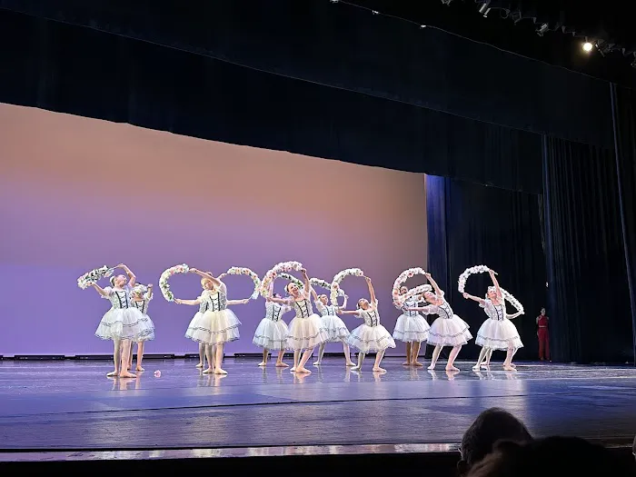 Eisenhower Dance Detroit at the Maggie Allesee Studios for Dance and Arts Innovation Picture 6