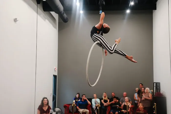 Grand Rapids Aerial Lounge Picture 9
