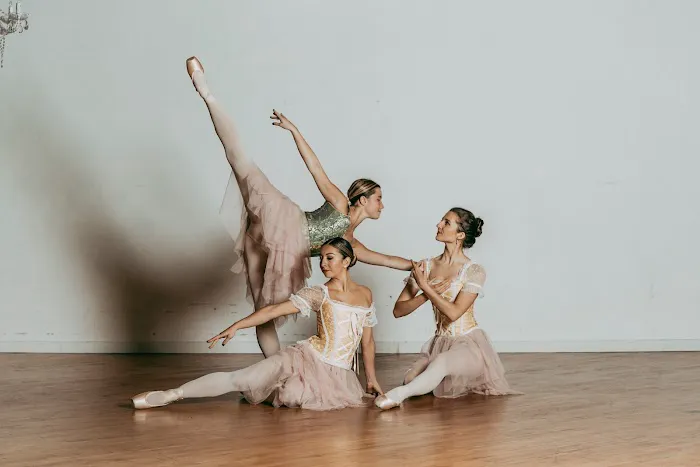 Haus Of Glass Dance Picture 8