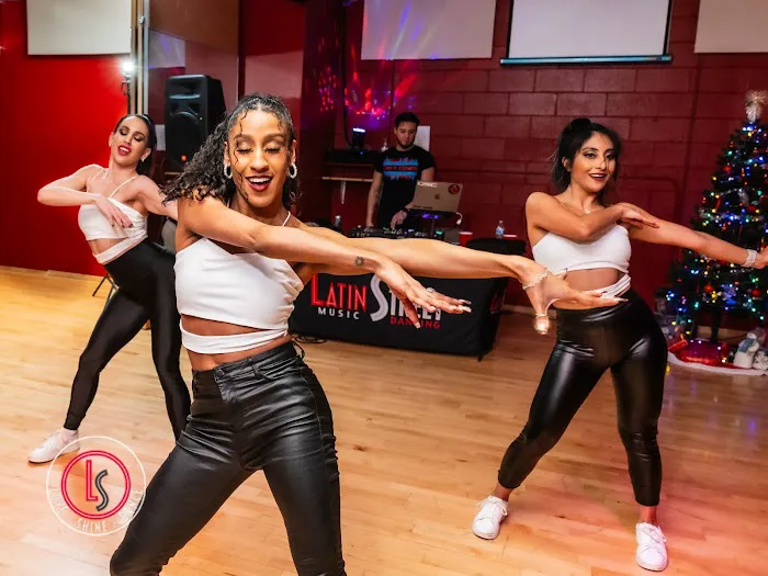 Latin Street Music & Dancing Studio Picture 9