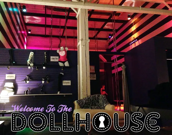 Dollhouse Pole Dance Studio Picture 10