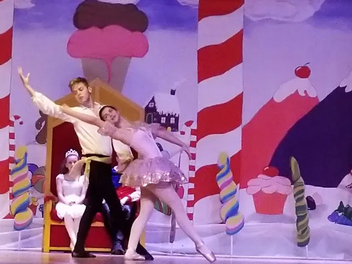 En Pointe Picture 6