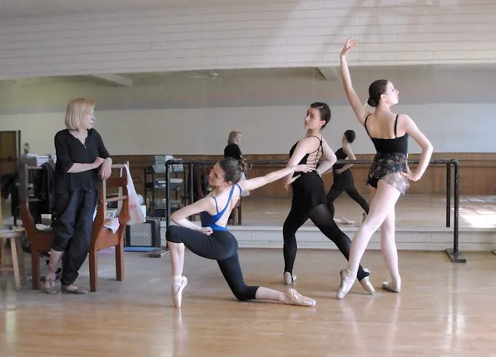 Lois Ellyn Ballet Studio Picture 4