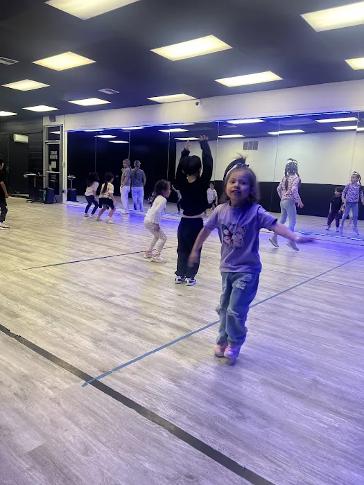 ACROSSERS Dance Academy, Santa Ana Picture 6