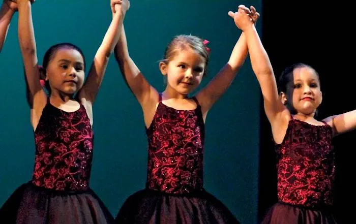 Flor de Liz Dance Picture 9