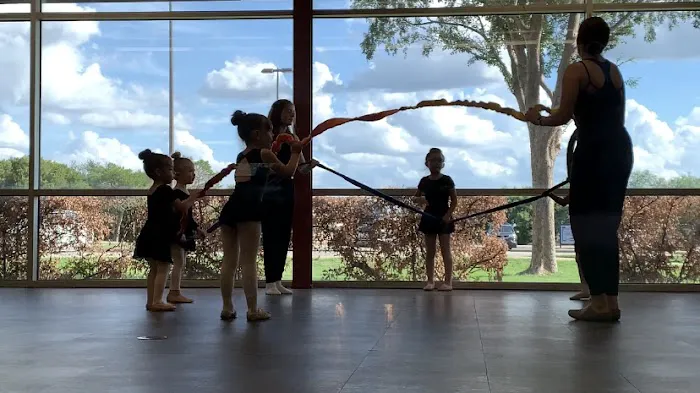 Ten Feet Tall Dance Studio Picture 2