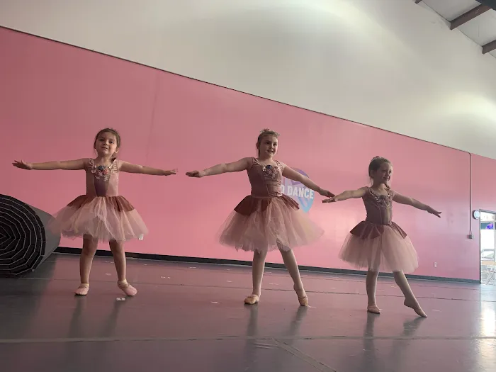 3-D Dance Celina Picture 10
