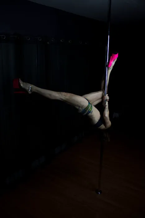 Writhe Pole Dance Picture 4