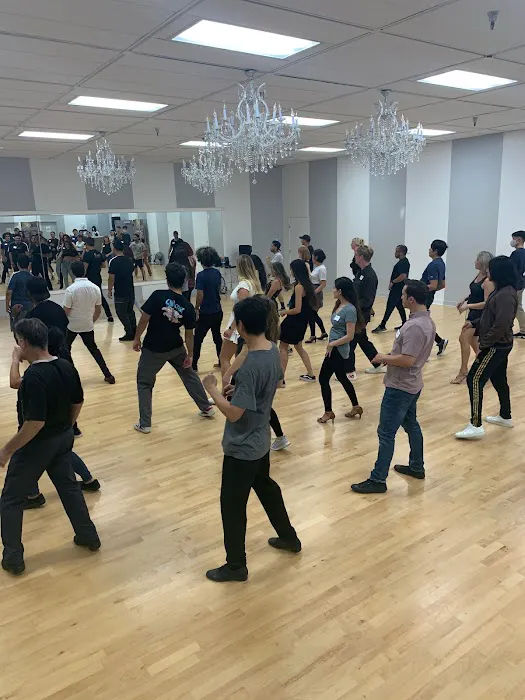 Melómano Entertainment - Salsa & Bachata Lessons Picture 4