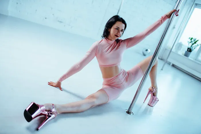 AKPole Studio | Pole Dance | Pole Fitness | Flexibility | Floorwork | Picture 4