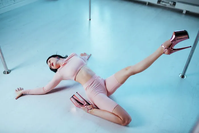 AKPole Studio | Pole Dance | Pole Fitness | Flexibility | Floorwork | Picture 8