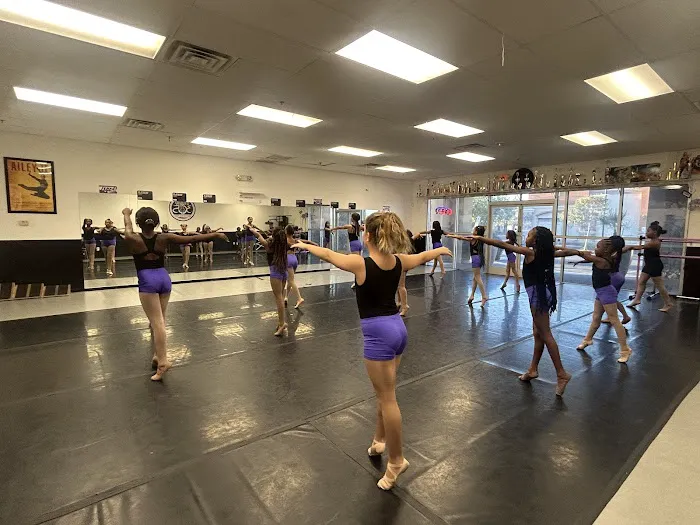 305 Dance studio Picture 2