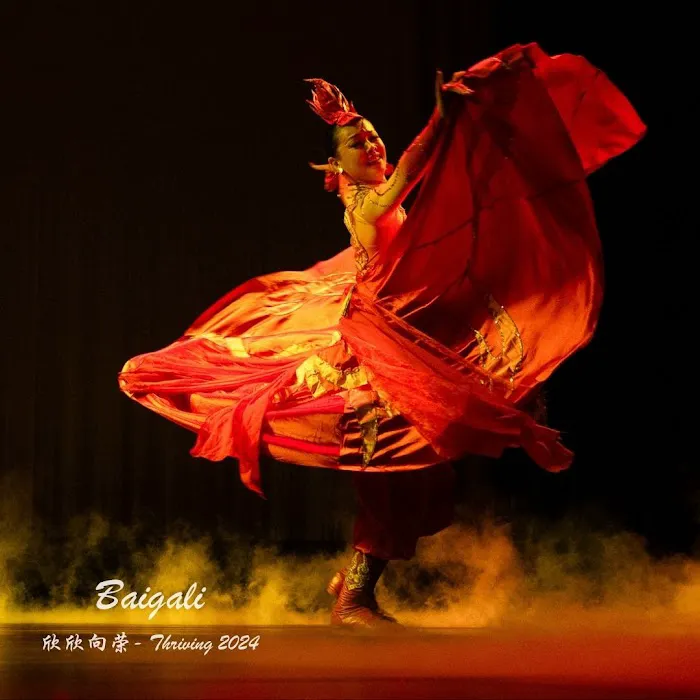 Baigali and Dancers Picture 4