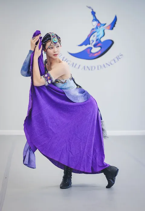 Baigali and Dancers Picture 2
