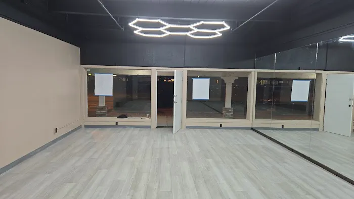 Zum E Hop Studio Picture 2