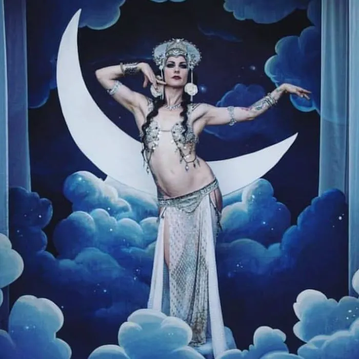 Zoe Jakes fusion bellydance Picture 2