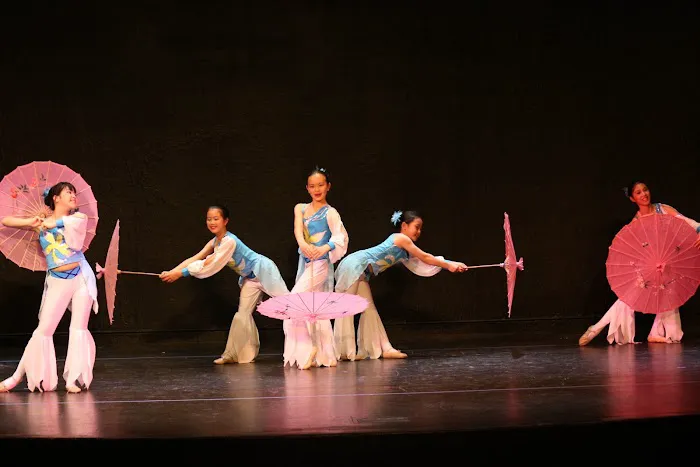 AH-LAN DANCE Picture 2