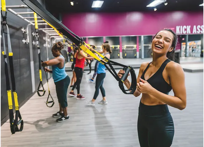 Crunch Fitness - Riverview Picture 3