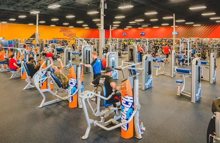 Crunch Fitness - Tyrone Picture 7