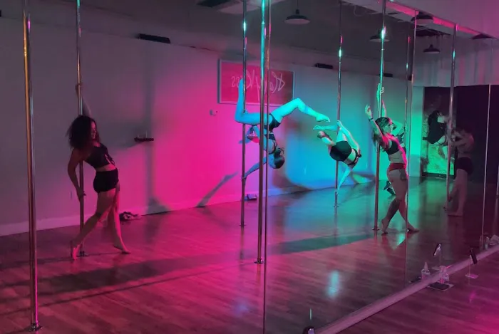Happy Kiss Pole Dance Picture 6