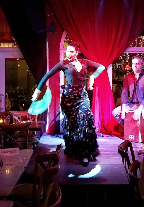 Ania Díaz Profesora/Coreógrafa Bailarina profesional de flamenco Picture 2