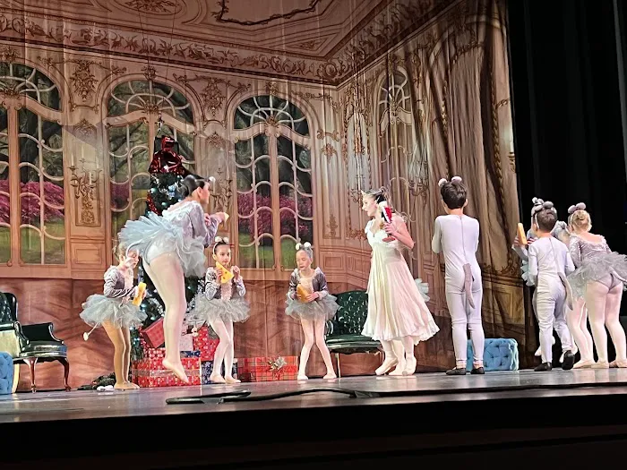 Broadway Kids Studio Picture 2