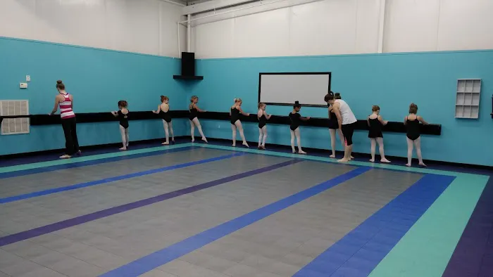 Be Famous Dance Center Picture 4