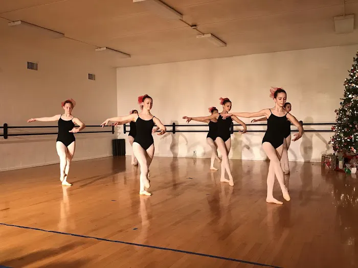 DANCERS STUDIO Picture 1