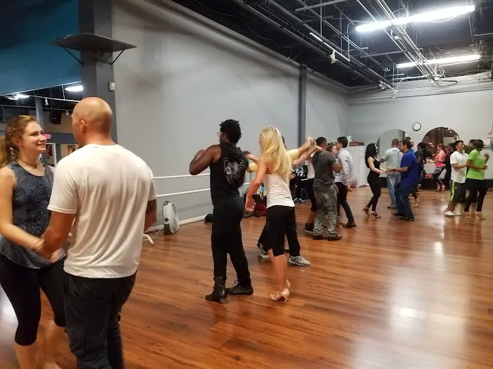 Salsambo Dance Lessons Picture 3