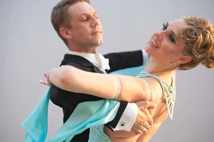 Top 10 Waltz Moves Every Dancer Should Know